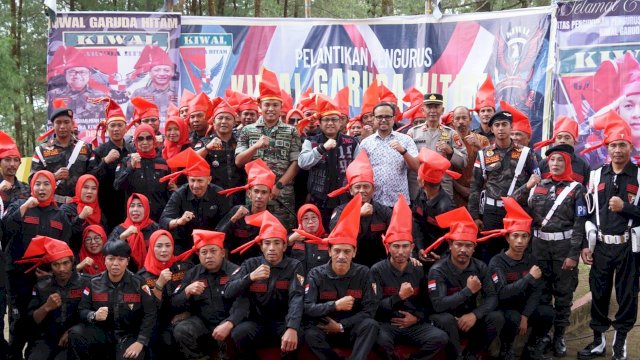 Wakil Bupati Gowa, Darmawangsyah Muin, saat menghadiri Pelantikan Pengurus DPC Kiwal Garuda Hitam Tinggimoncong, di Kawasan Wisata Hutan Pinus, Malino, Kecamatan Tinggimoncong, kemarin. (Dok. Humas Gowa) 
