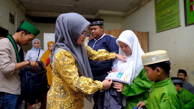 Bupati Gowa, Sitti Husniah Talenrang saat memberikan seragam gratis, di LKSA Nurul Fatimah, Kelurahan Paccinongan, Kecamatan Somba Opu, kemarin. (Dok. Humas Gowa) 
