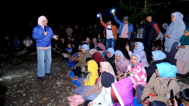 Bupati Gowa, Sitti Husniah Talenrang saat bercengkrama dengan masyarakat di sela-sela Launching One Day One District, Lembah Harapan Camp, Desa Manimbahoi, Kecamatan Parigi, kemarin. (Dok. Humas Gowa) 