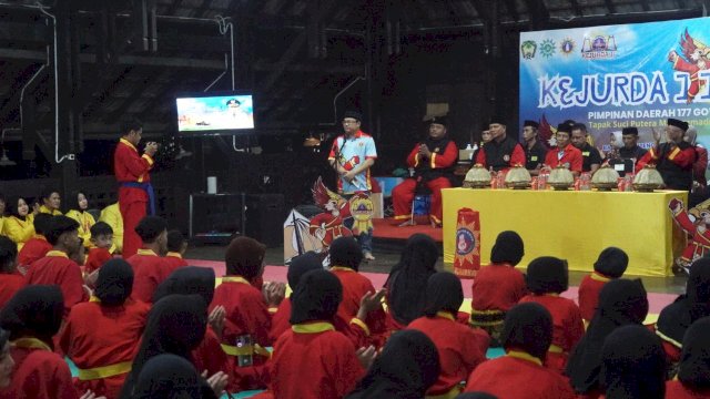 Wakil Bupati Gowa, Darmawangsyah Muin saat membuka Kejurda II Tapak Suci Gowa, di Baruga Benteng Somba Opu, Kecamatan Barombong, Kabupaten Gowa, kemarin. (Dok. Humas Gowa)