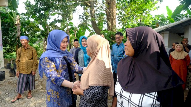 Ketua TP PKK Kabupaten Gowa, Andi Tenri Indah Darmawangsyah saat mengunjungi salah satu Keluarga Miskin Ekstrem (KME) yang merupakan anak asuhnya, kemarin. (Dok. Humas Gowa) 