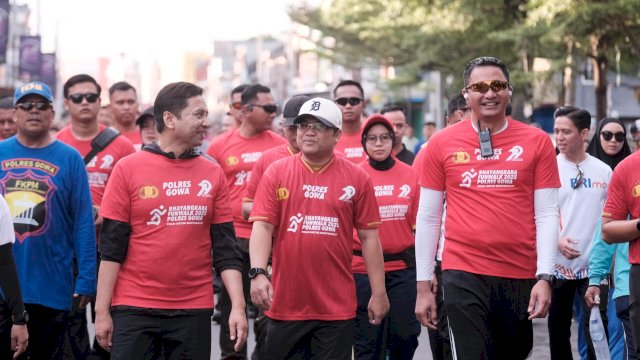 Wakil Bupati Gowa, Darmawangsyah Muin bersama Kapolres Gowa, AKBP Muhammad Aldy Sulaiman (kanan) saat mengikuti Bhayangkara Fun Walk 2025 yang digelar Polres Gowa, Sabtu, (28/06/2025). (Dok. Humas Gowa)