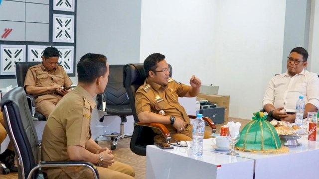 Wakil Bupati Gowa, Darmawangsyah Muin, saat mengikuti Rapat Kerja dan Rapat Dengar Pendapat (RDP) bersama Komisi II DPR RI, dan Kementerian Dalam Negeri (Kemendagri), secara virtual, di Peace Room, Kantor Bupati Gowa, Senin (30/06/2025). (Dok. Humas Gowa)