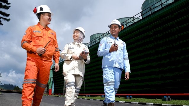 Ilustrasi petugas PLN sedang melakukan koordinasi untuk menjaga keandalan operasional Pembangkit Listrik Tenaga Panas Bumi (PLTP) Kamojang di Jawa Barat. (Foto: Istimewa)