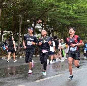 Lari Untuk Gaya Hidup Sehat, Vale Runners Meriahkan Euforia Makassar Half Marathon 2025