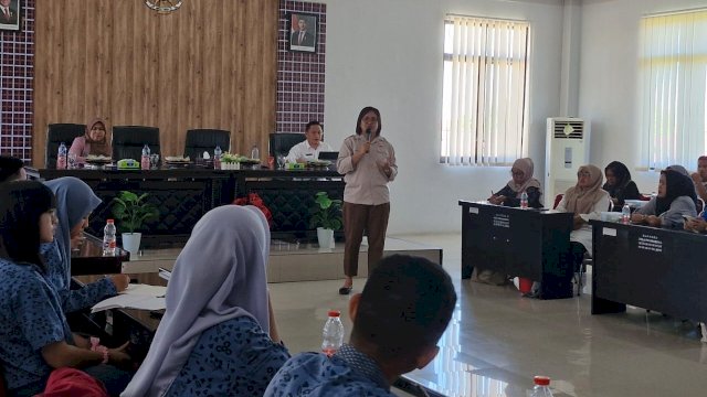 Analis PEPK OJK Sulselbar, Stella Matitaputty saat memberikan materi dalam kegiatan Cerdas Keuangan di Era Digital yang diselenggarakan Bagian Ekonomi Pemerintah Kabupaten Polewali Mandar, di Kantor Bupati Polewali Mandar, kemarin. (Dok. Humas OJK Sulselbar) 