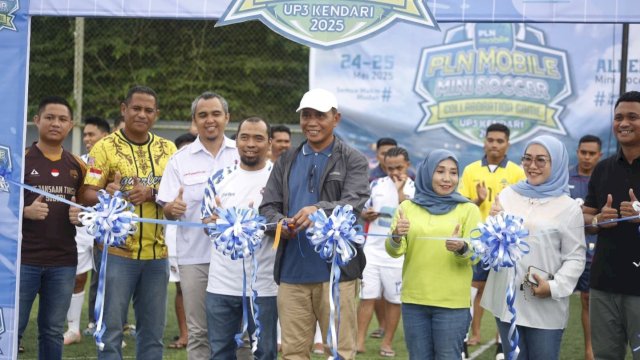 Pembukaan acara PLN Mobile Mini Soccer yang diselenggarakan di Kota Kendari, Sulawesi Tenggara. (Foto: Istimewa)