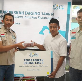 Tebar Berkah Idul Adha, YBM PLN UID Sulselrabar Bagikan 1.000 Paket Daging untuk Warga