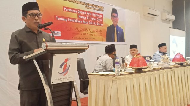 Anggota DPRD Makassar, Muchlis Misbah saat menggelar sosialisasi Perda Nomor 1 Tahun 2012 tentang Pendidikan Baca Tulis Al-Quran di Hotel Grand Imawan, Jalan Pengayoman, Makassar, Kamis (12/6/2025). (Foto: Istimewa)