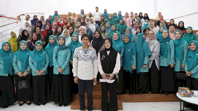 TP PKK Kota Makassar memberikan edukasi literasi keuangan kepada ratusan pelaku UMKM binaan dalam kegiatan Sosialisasi Kampung Mandiri, di Baruga Rumah Jabatan Wali Kota, Jumat (13/6/2025). (Foto: Istimewa)