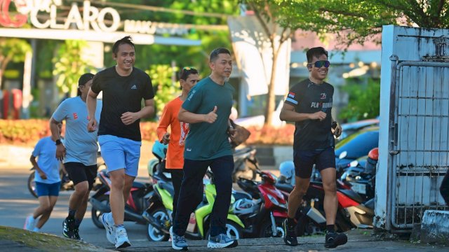 GM PLN UID Sulselrabar, Edyansyah saat berlari mengikuti acara pre event PLN Mobile Run 2025. (Foto: Istimewa)