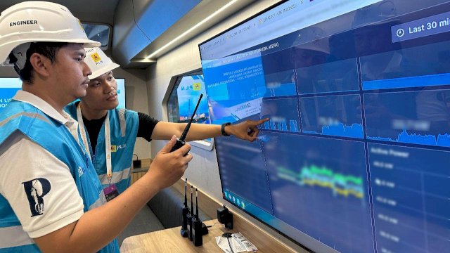 Petugas PLN saat melakukan monitoring pasokan listrik secara berlapis dan real time melalui Distribution Control Center (DCC) Mobile. (Foto: Istimewa)