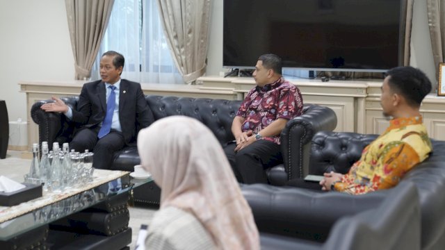 Wali Kota Makassar, Munafri Arifuddin, melakukan audiensi dengan Menteri Lingkungan Hidup dan Kehutanan (LHK) RI, Hanif Faisol Nurofiq di Jakarta, Jumat (20/6/2025). (Foto: Istimewa)