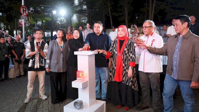 Wali Kota Makassar, Munafri Arifuddin dan Wakil Wali Kota Makassar, Aliyah Mustika Ilham saat meluncurkan secara resmi Makassar Creative Hub (MCH) di Anjungan Pantai Losari, Makassar, Sabtu (21/6/2025) malam. (Foto: Istimewa)