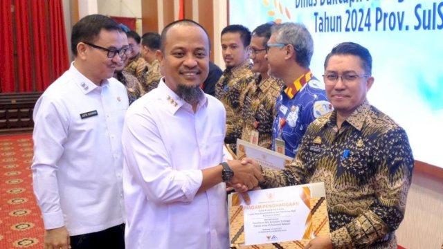 Kadisdukcapil Kabupaten Gowa, Edy Sucipto saat menerima Penghargaan Disdukcapil Kabupaten/Kota Berprestasi di Sulawesi Selatan Tahun 2024 oleh Gubernur Sulsel Andi Sudirman Sulaiman, di sela-sela Launching KISAK Disdukcapil Provinsi Sulawesi Selatan, di Aula Asta Cita, Rumah Jabatan Gubernur Provinsi Sulawesi Selatan, kemarin. (Dok. Humas Gowa) 