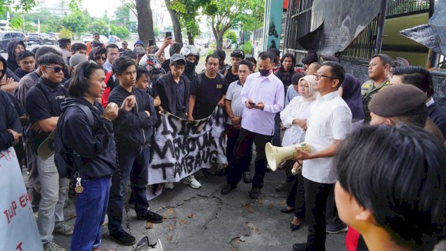 Wakil Ketua DPRD Sulsel, Fauzi Andi Wawo saat menerima aksi unjuk rasa AMPERA Sinjai di halaman Gedung DPRD Sulsel, Jalan Urip Sumoharjo, Makassar, Rabu (25/6/2025). (Foto: Istimewa)