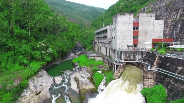 Tampilan Pembangkit Listrik Tenaga Air (PLTA) Bakaru berkapasitas 126 Megawatt (MW) di Kabupaten Pinrang, Sulawesi Selatan. (Foto: Istimewa)