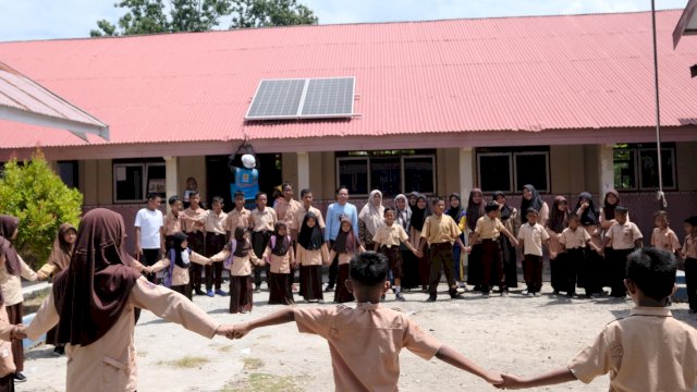 Siswa SD di Pulau Laiya tengah melaksanakan kegiatan belajar mengajar. Kini mereka patut berbahagia dengan hadirnya listrik bersih dari Program SuperSUN. (Foto: Istimewa)
