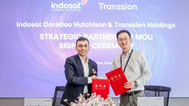 Indosat dan Transsion melakukan penandatanganan kerjasama dalam rangka mempercepat inklusi digital di Indonesia. (Dok. Indosat Ooredoo Hutchison) 