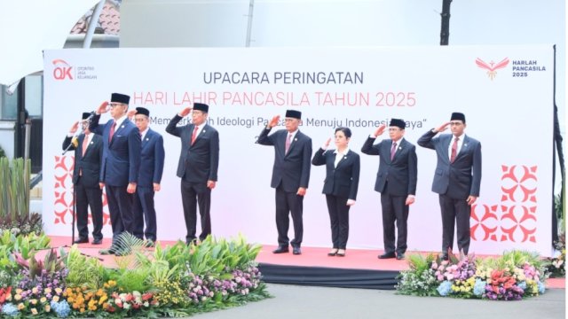 Ketua Dewan Komisioner OJK, Mahendra Siregar (depan) saat menghadiri Upacara peringatan Harlah Pancasila 2025 bertajuk “Memperkokoh Ideologi Pancasila Menuju Indonesia Raya", di Halaman Gedung Soemitro Djojohadiksumo, Kompleks Kementerian Keuangan Jakarta, kemarin. (Dok. Otoritas Jasa Keuangan)