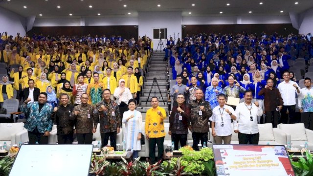 Ketua Dewan Audit OJK Sophia Wattimena (tengah) saat menghadiri&nbsp;Pembukaan Student Integrity Campaign (In Camp),&nbsp;di Universitas Lambung Mangkurat, Banjarmasin, kemarin. (Dok. Otoritas Jasa Keuangan)