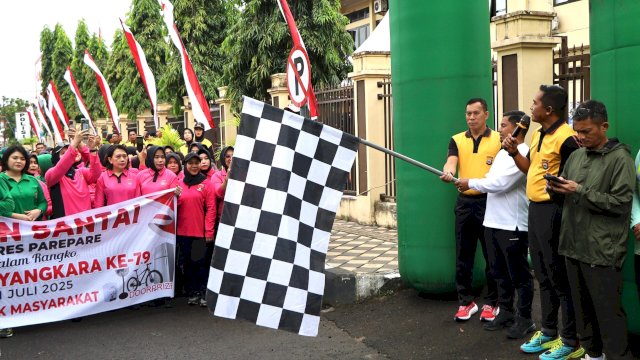 Ket; Wali Kota Parepare, Tasming Hamid Lepas Peserta Jalan Sehat 