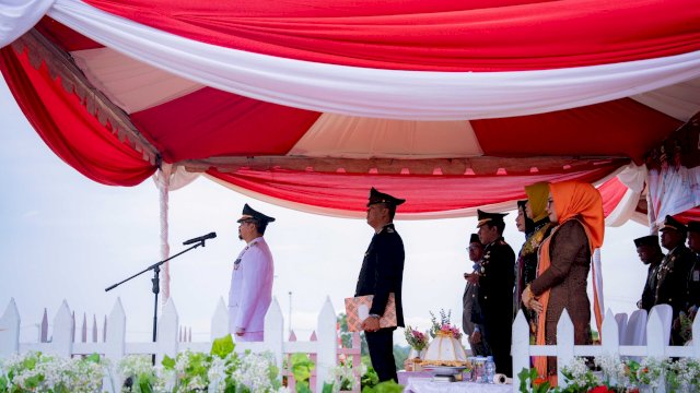 Bupati Buton Tengah, membacakan amanat Kapolda Sulawesi Tenggara di HUT Bhayangkara ke-79