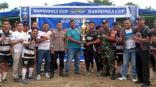 Kepala Desa Tanailandu menyerahkan hadiah secara simbolis kepada tim pemenang