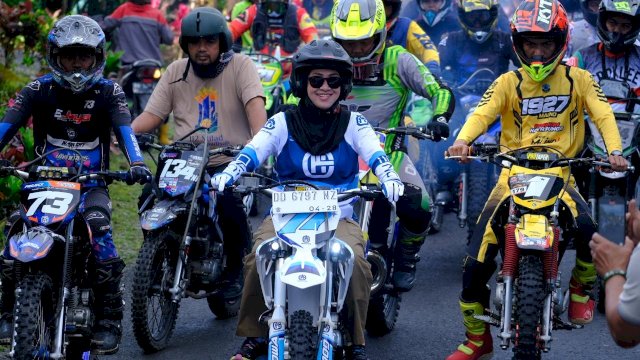 Bupati Gowa, Sitti Husniah Talenrang bersama para riders saat menyusuri pemandangan alam di Kecamatan Parigi dalam kegiatan One Day Trail Kampung Adventure 2025, kemarin. (Dok. Humas Gowa) 