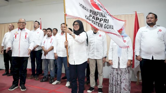 Bupati Gowa, Sitti Husniah Talenrang (tengah) saat dikukuhkan sebagai Ketua DPC PAPPRI Kabupaten Gowa oleh Ketua DPD PAPPRI Sulawesi Selatan, Ilham Arief Sirajuddin (kiri), di Hotel Celebes Malino, Kecamatan Tinggimoncong, kemarin. (Dok. Humas Gowa) 