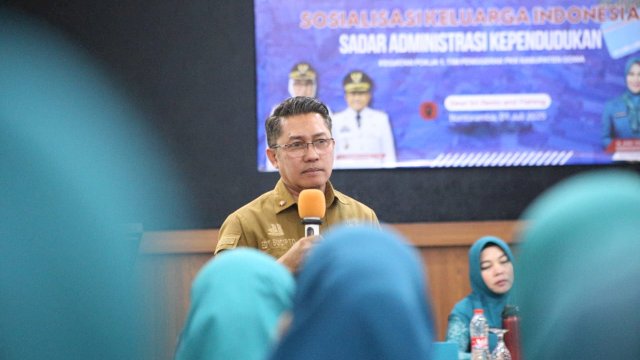 Kepala Disdukcapil Kabupaten Gowa, Edy Sucipto saat memberikan materi dalam Sosialisasi Gerakan KISAK yang berlangsung di Dewi Sri Resto and Fishing, Kecamatan Somba Opu, kemarin. (Dok. Humas Gowa) 