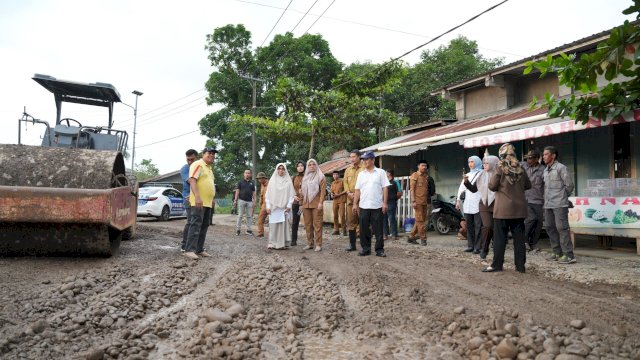 Bupati Gowa, Sitti Husniah Talenrang saat meninjau proses penimbunan dan pengerjaan jalan, di Jalan Poros Bilayya, Dusun Palantikang, Kecamatan Pattallassang, kemarin. (Dok. Humas Gowa) 