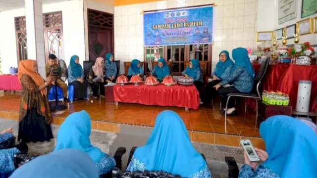 Tim Penggerak PKK Kabupaten Gowa saat menerima kunjungan TP PKK Sulsel saat meninjau program Gerak Sihijau, di Kelurahan Pandang-pandang, Kecamatan Somba Opu, kemarin. (Dok. Humas Gowa) 