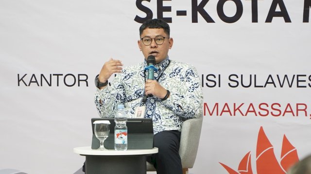 Asisten Direktur Senior Pengawasan Perilaku Pelaku Usaha Jasa Keuangan, Edukasi, dan Pelindungan Konsumen OJK Sulselbar, Indra Natsir Dahlan, saat menyampaikan materi, di sela-sela Edukasi Keuangan kepada Pengurus Koperasi Merah Putih, di Makassar, di Ballroom Kantor OJK Sulselbar, kemarin. (Dok. Humas OJK Sulselbar) 