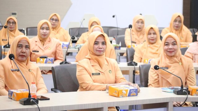 Pengurus DWP Kabupaten Gowa saat menghadiri Pengukuhan Pengurus DWP Gowa Periode 2024-2029 secara virtual, di Baruga Karaeng Pattingalloang, Kantor Bupati Kabupaten Gowa, kemarin. (Dok. Humas Gowa)