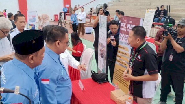 Bupati Kukar, Aulia Rahman Basri saat meninjau Job Fair. [Redaksi/Republiknews.co.id]