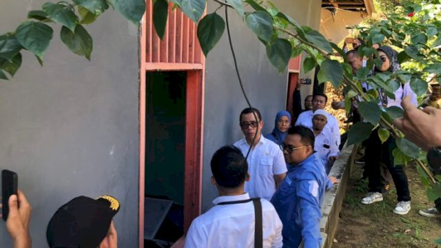 Bupati Kukar, Aulia Rahman Basri saat meninjau longsor. [Foto.Redaksi/Republiknews.co.id]