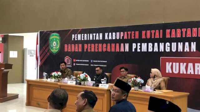 Bupati, Wakil Bupati dan Sekda Kukar dalam rapat bersama OPD. [Redaksi/Republiknews.co.id]