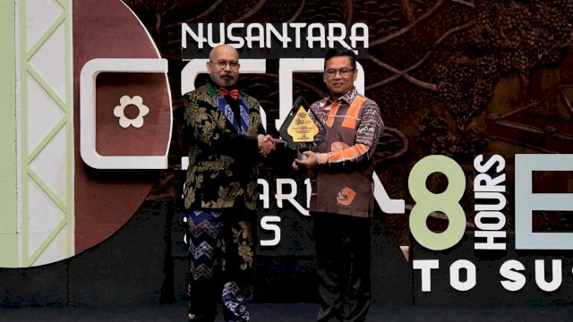 Penyerahan penghargaan oleh La Tofi Ketua Latofi School of Sosial Responsibility kepada Nur Akhsin Senior Manager Perizinan Pertanahan dan Komunikasi PLN UIP Sulawesi. (Dok. Humas PLN UIP Sulawesi)