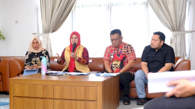 Bupati Gowa, Sitti Husniah Talenrang saat memimpin rapat, di sela-sela berkantor di Kota Malino, Kecamatan Tinggimoncong jelang Beautiful Malino 2025, kemarin. (Dok. Humas Gowa) 