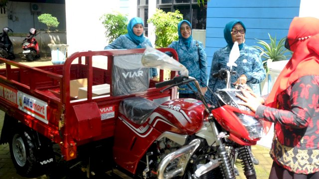 TP PKK Gowa saat menerima bantuan motor sampah, di Gedung PKK Sungguminasa, kemarin. (Dok. Humas Gowa) 