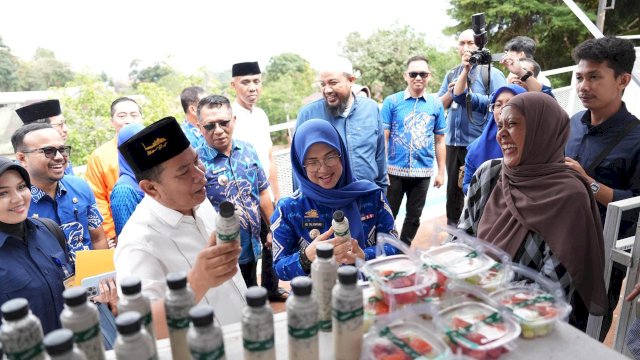 Bupati Gowa, Sitti Husniah Talenrang (tengah) saat melihat produk jualan yang dijajakan di Pusat Kuliner Malino usai peresmian, kemarin. (Dok. Humas Gowa) 
