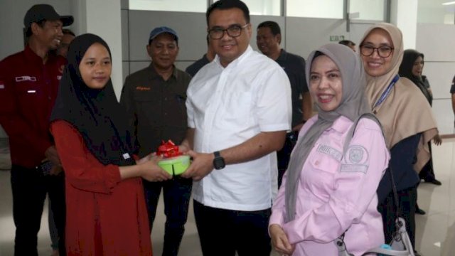 Bupati Kukar, Aulia Rahman Basri saat mengunjungi Puskesmas Kembang Janggut. [Foto.Prokom]