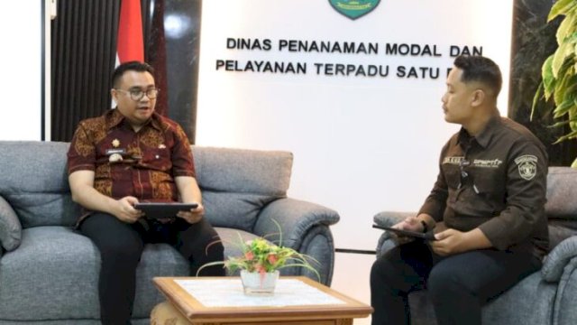 Bupati Kukar, Aulia Rahman Basri saat podcast di DPMPTSP. [FOTO.Prokom]