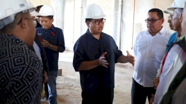 Wabup Kukar, Rendi Solihin saat meninjau kembang infrastruktur. [Foto.Prokom]