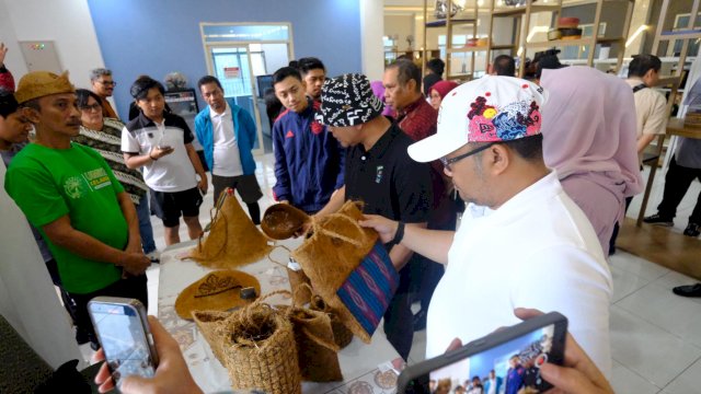 Wakil Bupati Gowa Darmawangsyah Muin saat mendampingi Ketua MPR RI, Ahmad Muzani, di sela-sela kunjungan kerja ke Galeri UMKM Sulawesi Selatan, di Pusat Layanan Usaha Terpadu (PLUT) Provinsi Sulsel, kemarin. (Dok. Humas Gowa) 