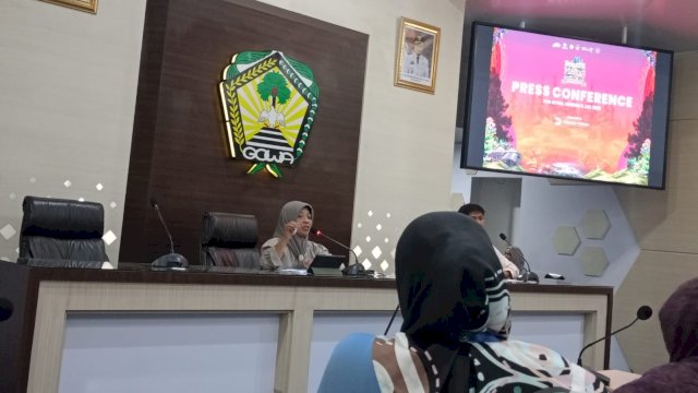 Kepala Dinas Pariwisata dan Kebudayaan Kabupaten Gowa Ratnawati, saat memberikan keterangan, di sela-sela Prescon Beautiful Malino 2025, di Baruga Karaeng Pattingalloang, Kantor Bupati Gowa, Minggu, (06/07/2025). (Dok. Chaerani/Republiknews.co.id)
