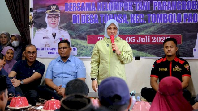 Bupati Gowa, Sitti Husniah Talenrang, di sela-sela kunjungannya ke masyarakat dalam Program One Day One District, di Desa Tonasa dan Kelurahan Tamaona, Kecamatan Tombolopao, kemarin. (Dok. Humas Gowa)