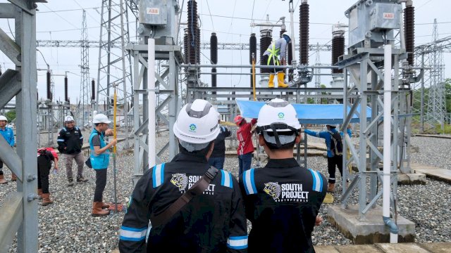 Manajemen PLN UIP Sulawesi saat berhasil melakukan energize pada pembangunan SUTT 150 kV Kolonedale &ndash; Bungku dan GI 150 kV Bungku (New), Sabtu, (05/07/2025). (Dok. Humas PLN UIP Sulawesi). 