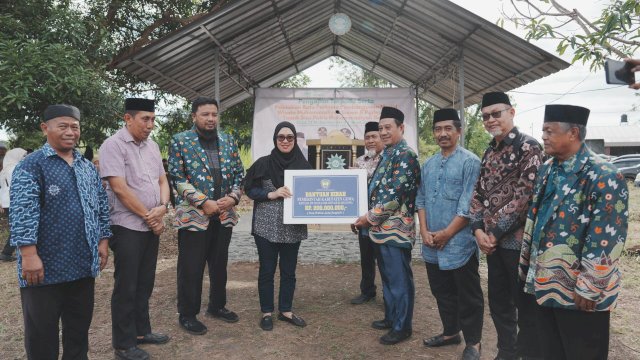 Bupati Gowa, Sitti Husniah Talenrang saat menyerahkan dana hibah untuk pembangunan masjid dan Padepokan Tapak Suci Muhammadiyah Gowa, saat menghadiri Peletakan Batu Pertama Masjid Wisata Muhammadiyah Gowa dan Padepokan Tapak Suci Putra Muhammadiyah Gowa, di Lapangan Dakwah Muhammadiyah Gowa Mawang, kemarin. (Dok. Humas Gowa) 